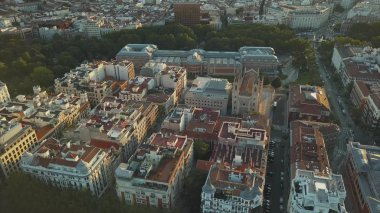 Akşam Madrid manzaralı bir ev ve yol üzerinde uçmak