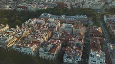 Akşam Madrid manzaralı bir ev ve yol üzerinde uçmak