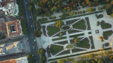Uçuş dronlar Madrid Retiro ve Prado Müzesi ünlü Park üzerinde