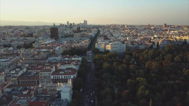 Akşam Madrid manzaralı bir ev ve yol üzerinde uçmak