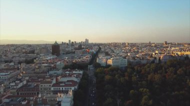 Akşam Madrid manzaralı bir ev ve yol üzerinde uçmak