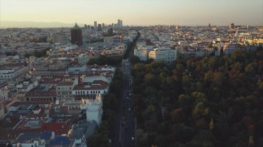 Akşam Madrid manzaralı bir ev ve yol üzerinde uçmak