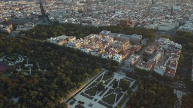 Uçuş dronlar Madrid Retiro ve Prado Müzesi ünlü Park üzerinde