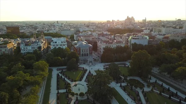 Uçuş dronlar Madrid Retiro ve Prado Müzesi ünlü Park üzerinde