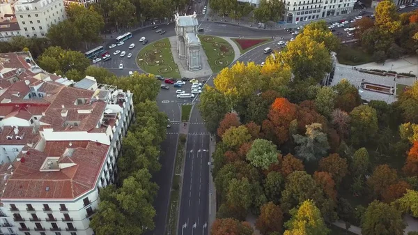 Akşam Madrid manzaralı bir ev ve yol üzerinde uçmak