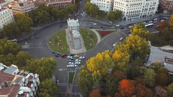 Flug über das Abendmadrid mit Blick auf das Haus und die Straße — Stockfoto