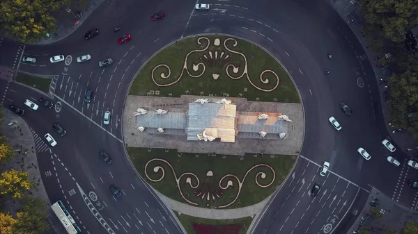 Akşam Madrid manzaralı bir ev ve yol üzerinde uçmak