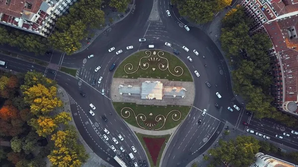 Akşam Madrid manzaralı bir ev ve yol üzerinde uçmak