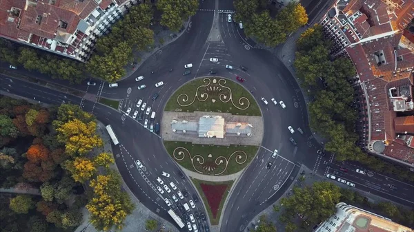 Akşam Madrid manzaralı bir ev ve yol üzerinde uçmak