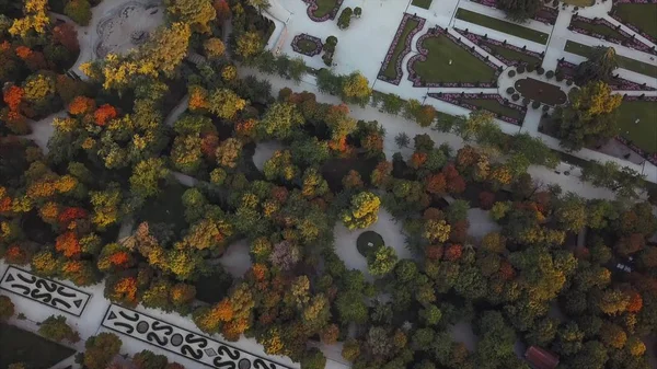 Flyg drönare över den berömda parken Retiro i Madrid och Pradomuseet — Stockfoto