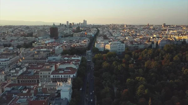 Akşam Madrid manzaralı bir ev ve yol üzerinde uçmak