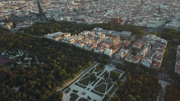 Uçuş dronlar Madrid Retiro ve Prado Müzesi ünlü Park üzerinde