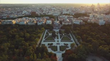 Uçuş dronlar Madrid Retiro ve Prado Müzesi ünlü Park üzerinde