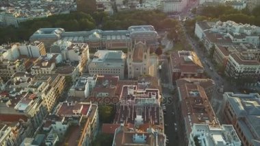 Akşam Madrid manzaralı bir ev ve yol üzerinde uçmak