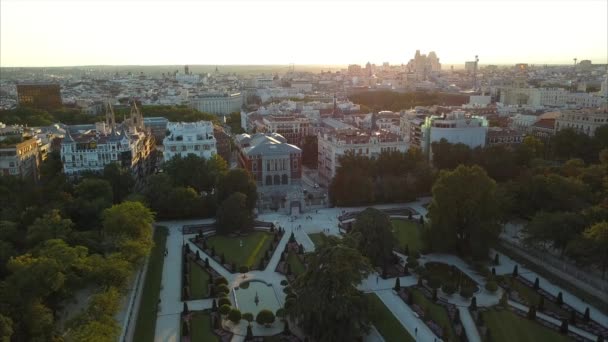 Беспилотники над знаменитым парком Ретиро Мадрида и музеем Прадо — стоковое видео