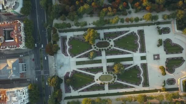 Aviones no tripulados sobre el famoso Parque del Retiro de Madrid y el Museo del Prado — Vídeo de stock