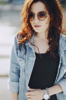 güneş gözlüklü kız