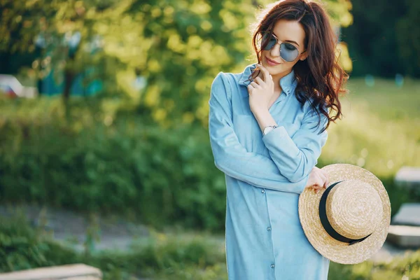 Fille dans un parc — Photo