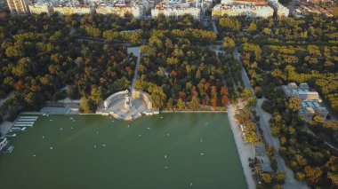 Uçuş dronlar ünlü Madrid Retiro parkının içinde