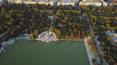 Uçuş dronlar ünlü Madrid Retiro parkının içinde