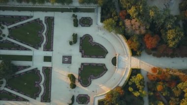Uçuş dronlar Madrid Retiro ve Prado Müzesi ünlü Park üzerinde