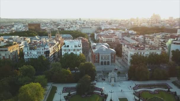 Беспилотники над знаменитым парком Ретиро Мадрида и музеем Прадо — стоковое видео