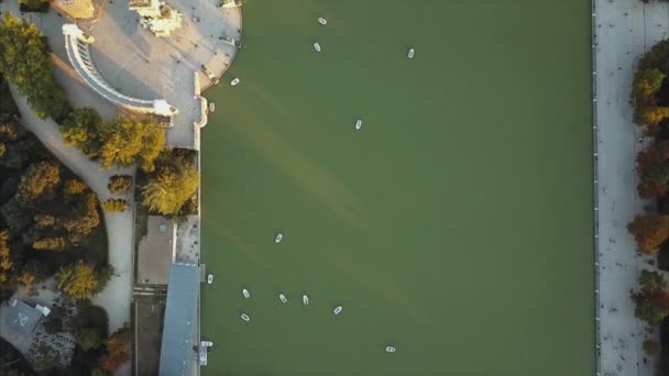 有名なマドリードのレティーロ公園に飛行ドローン — ストック動画