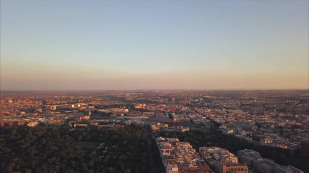 Fly over the evening Madrid with a view of the house and the road — Stock Video