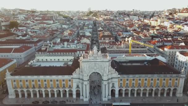 Rua Augusta με το περίφημο τόξο Augusta στη Λισσαβόνα της Πορτογαλίας — Αρχείο Βίντεο