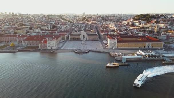 Rua Augusta con el famoso Arco de Augusta en Lisboa, Portugal — Vídeos de Stock