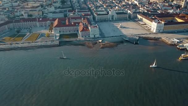 Una magnifica vista sul fiume e sulla parte vecchia di Lisbona dall'alto — Video Stock