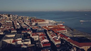 Nehir ve yükseklikten Lizbon eski kesiminde muhteşem bir görünüm