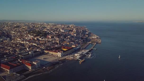 Una magnífica vista del río y la parte antigua de Lisboa desde la altura — Vídeos de Stock