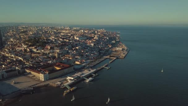 Wspaniały widok z rzeki i starej części Lizbony, od wysokości — Wideo stockowe