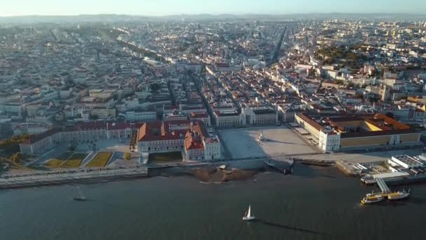 Eine herrliche Aussicht auf den Fluss und die Altstadt von Lissabon aus der Höhe — Stockvideo