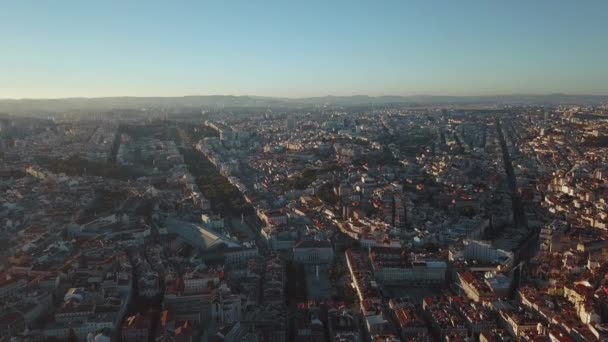 Lucht uitzicht van het charmante centrum van Lissabon en haar downtow — Stockvideo