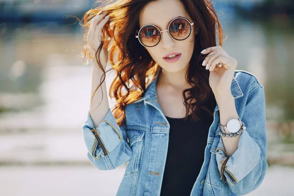 Meisje in zonnebril — Stockfoto
