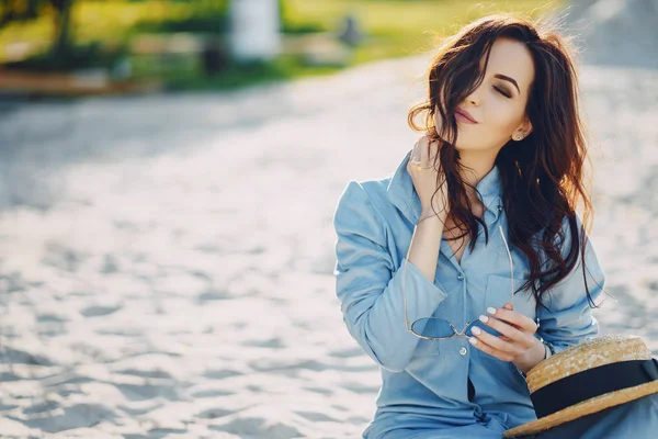 Meisje op het strand — Stockfoto