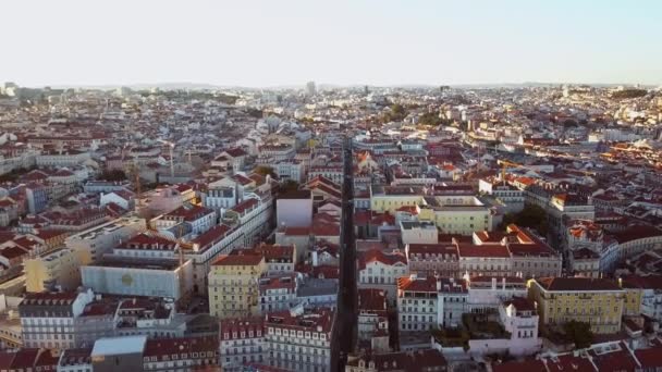 Rua Augusta met de beroemde Augusta boog in Lissabon, Portugal — Stockvideo