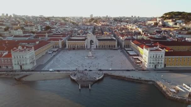 Rua Augusta με το περίφημο τόξο Augusta στη Λισσαβόνα της Πορτογαλίας — Αρχείο Βίντεο