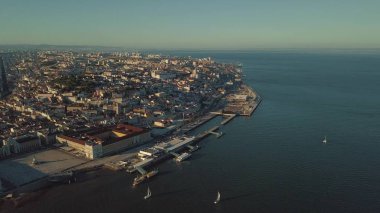 Nehir ve yükseklikten Lizbon eski kesiminde muhteşem bir görünüm