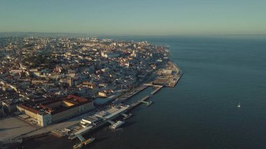 Nehir ve yükseklikten Lizbon eski kesiminde muhteşem bir görünüm