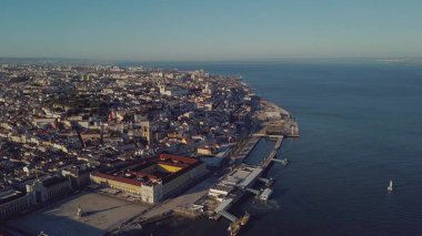 Nehir ve yükseklikten Lizbon eski kesiminde muhteşem bir görünüm