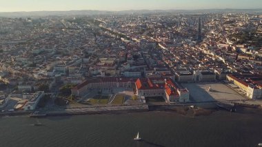 Nehir ve yükseklikten Lizbon eski kesiminde muhteşem bir görünüm