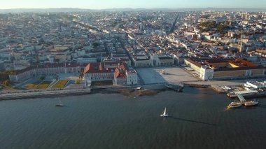 Nehir ve yükseklikten Lizbon eski kesiminde muhteşem bir görünüm
