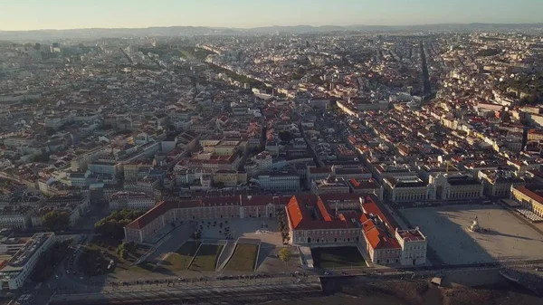 Eine herrliche Aussicht auf den Fluss und die Altstadt von Lissabon aus der Höhe — Stockfoto