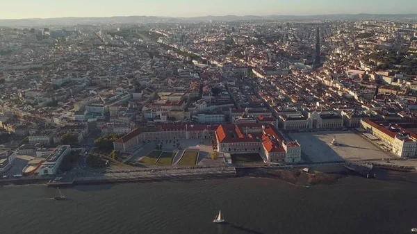 Nehir ve yükseklikten Lizbon eski kesiminde muhteşem bir görünüm