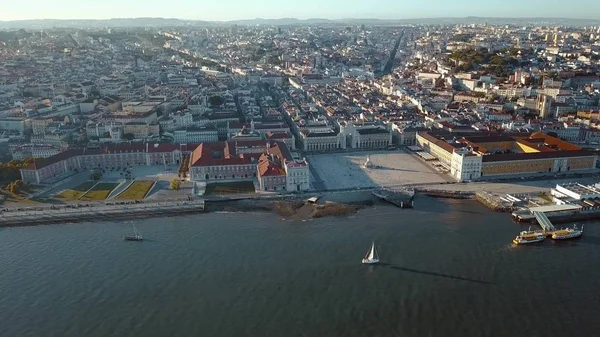 Nehir ve yükseklikten Lizbon eski kesiminde muhteşem bir görünüm