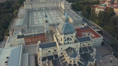 Madrid Kraliyet Sarayı