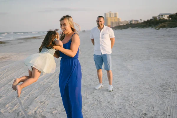 Belle famille sur la plage — Photo